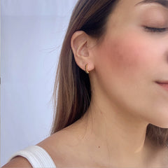 Mini argollas circones negros en plata 925 bañado en oro 18k