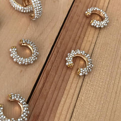 Arete Cuff incrustación en perlitas y circones