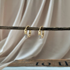 Mini argollas con cristal baguette, plata 925 enchapada en oro 18k