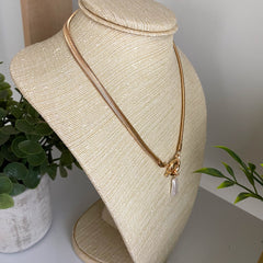 Collar snake dorado con broche timón y perla