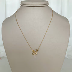 Collar imperdible con dijes en plata 925 bañado en oro 18k