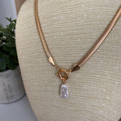 Collar snake dorado con broche timón y perla