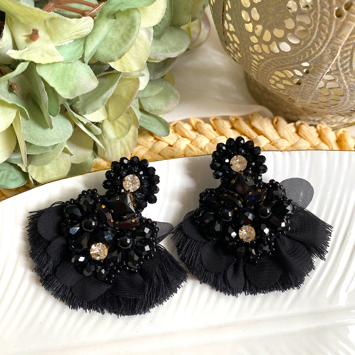 Aretes Uma,  bordados a Mano color negro