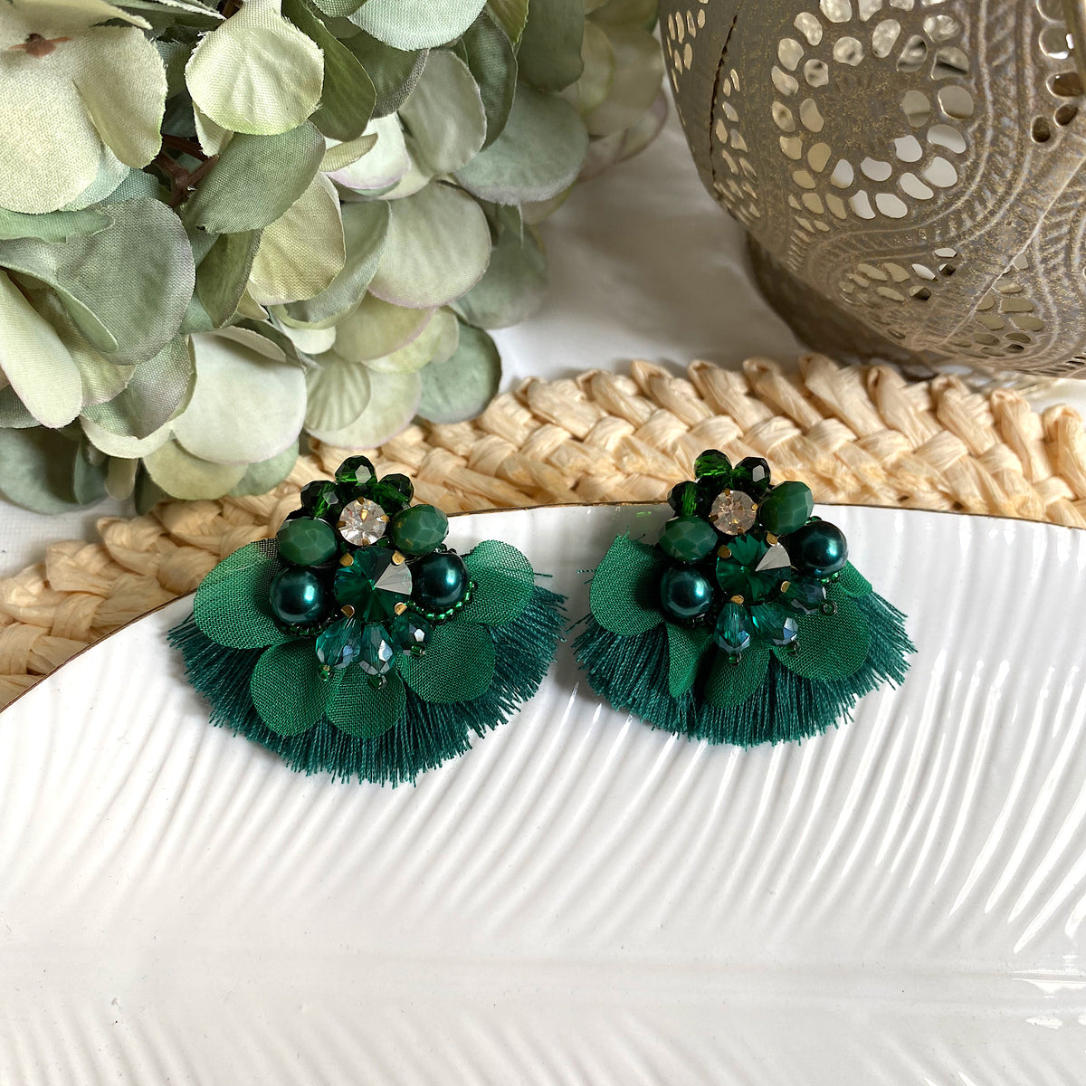 Aretes Mireia,  bordados a Mano color verde oscuro