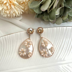 Aretes flora nacar hueso nude