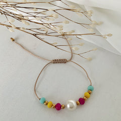 Pulsera de hilo con perla natural y mostacillas