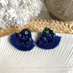 Aretes Mireia,  bordados a Mano color azul oscuro