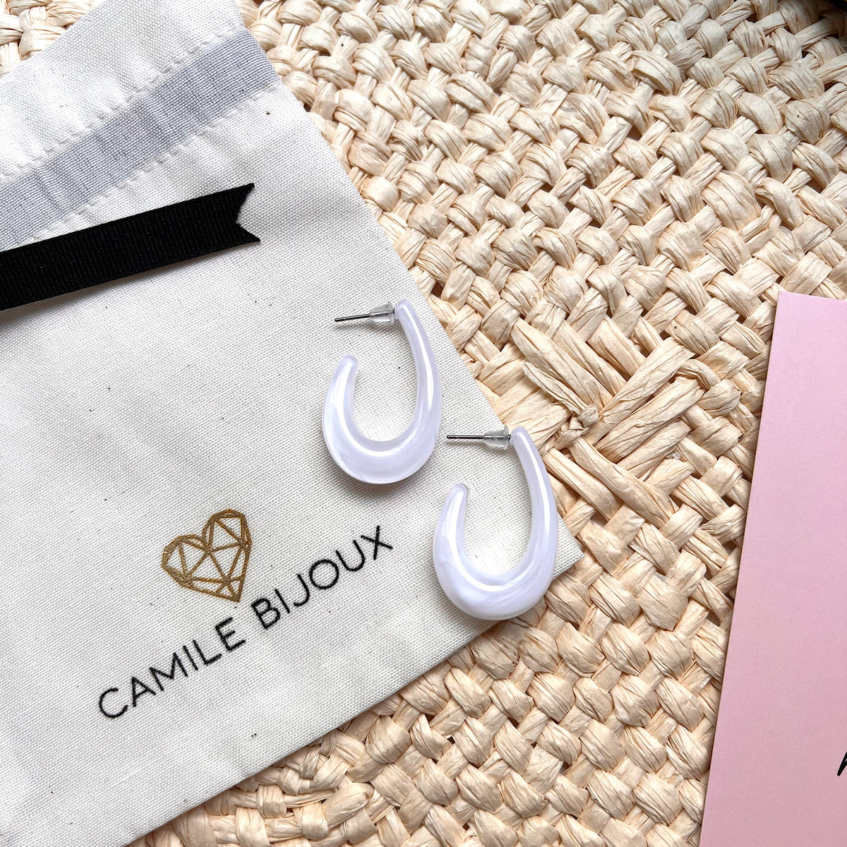 Aretes argollas acrílicas tipo gota abierta blanco