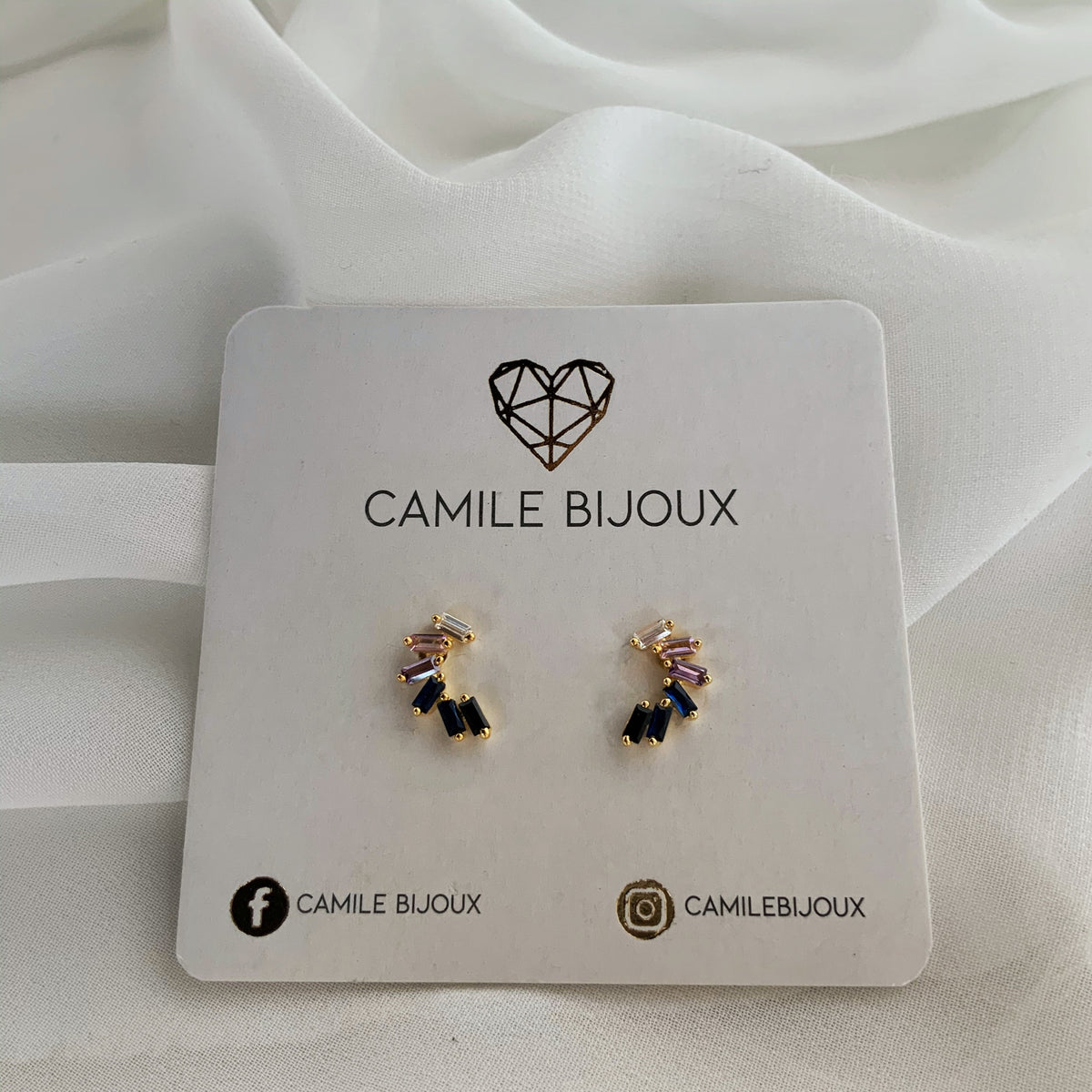 Aretes semi circulo de cristales de colores en plata 925 bañado en oro 18k