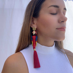 Aretes Loro y borla rojo vino