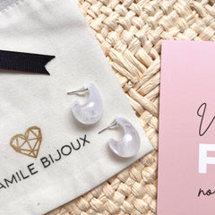 Aretes argollas acrílicas tipo gota mini abierta blanco