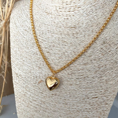 Collar cadena dorada con dije de corazón