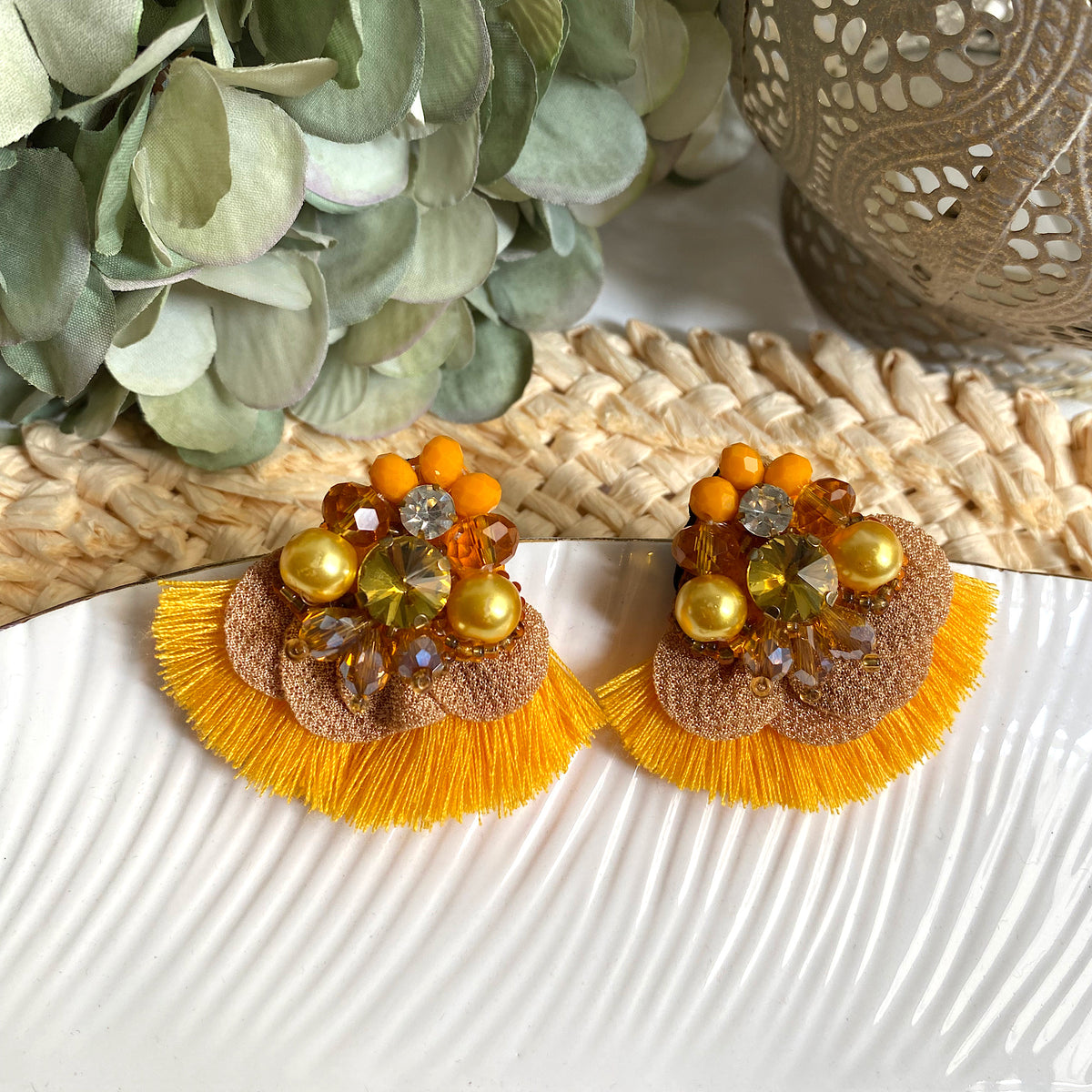 Aretes Mireia,  bordados a Mano color amarillo mostaza