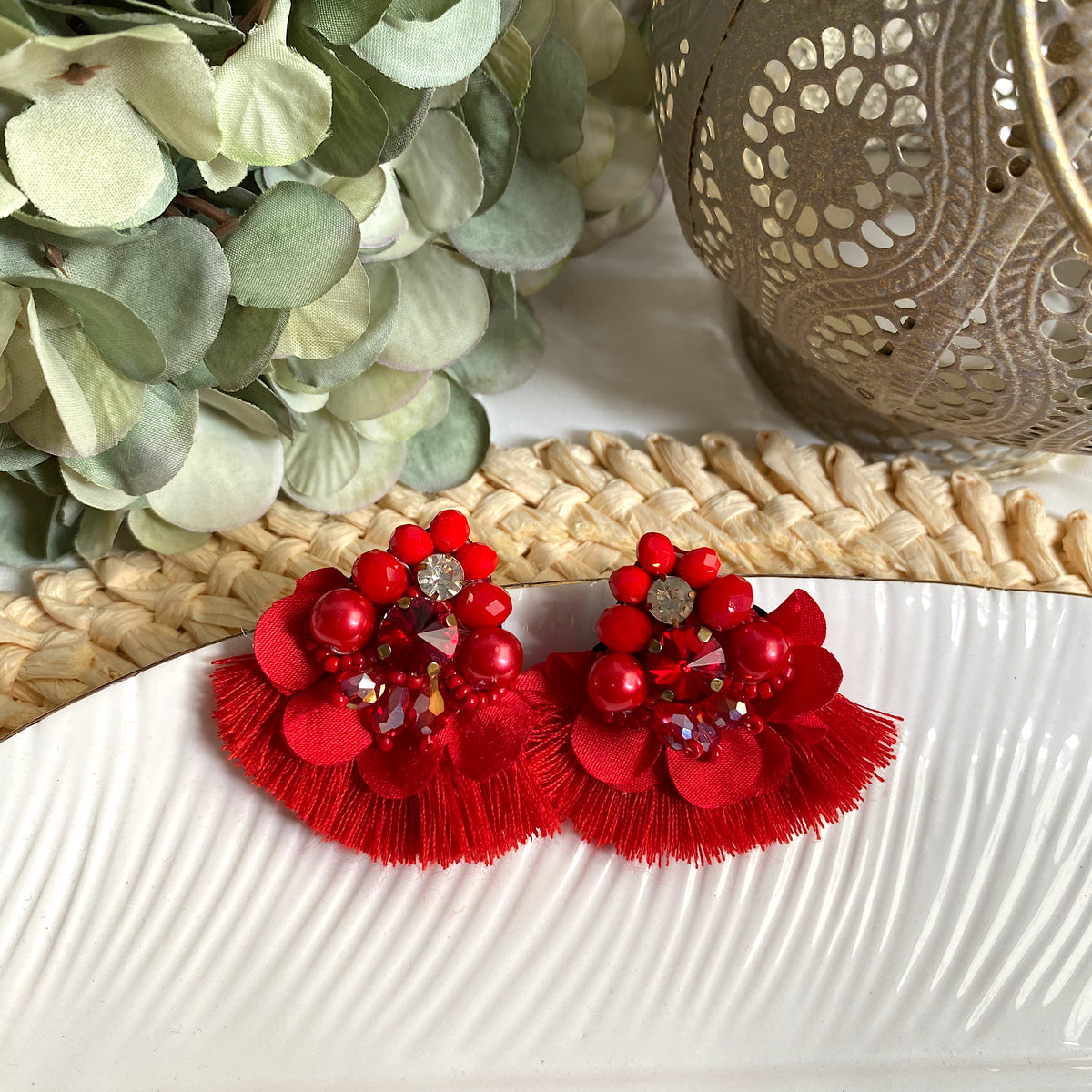 Aretes Mireia,  bordados a Mano color rojo