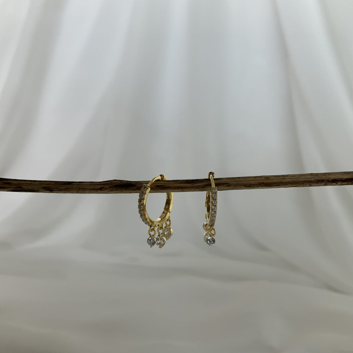 Mini argollas lluvia de circones blancos en plata 925 bañado en oro 18k