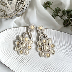 Aretes Lotus hueso, marfil, blanco