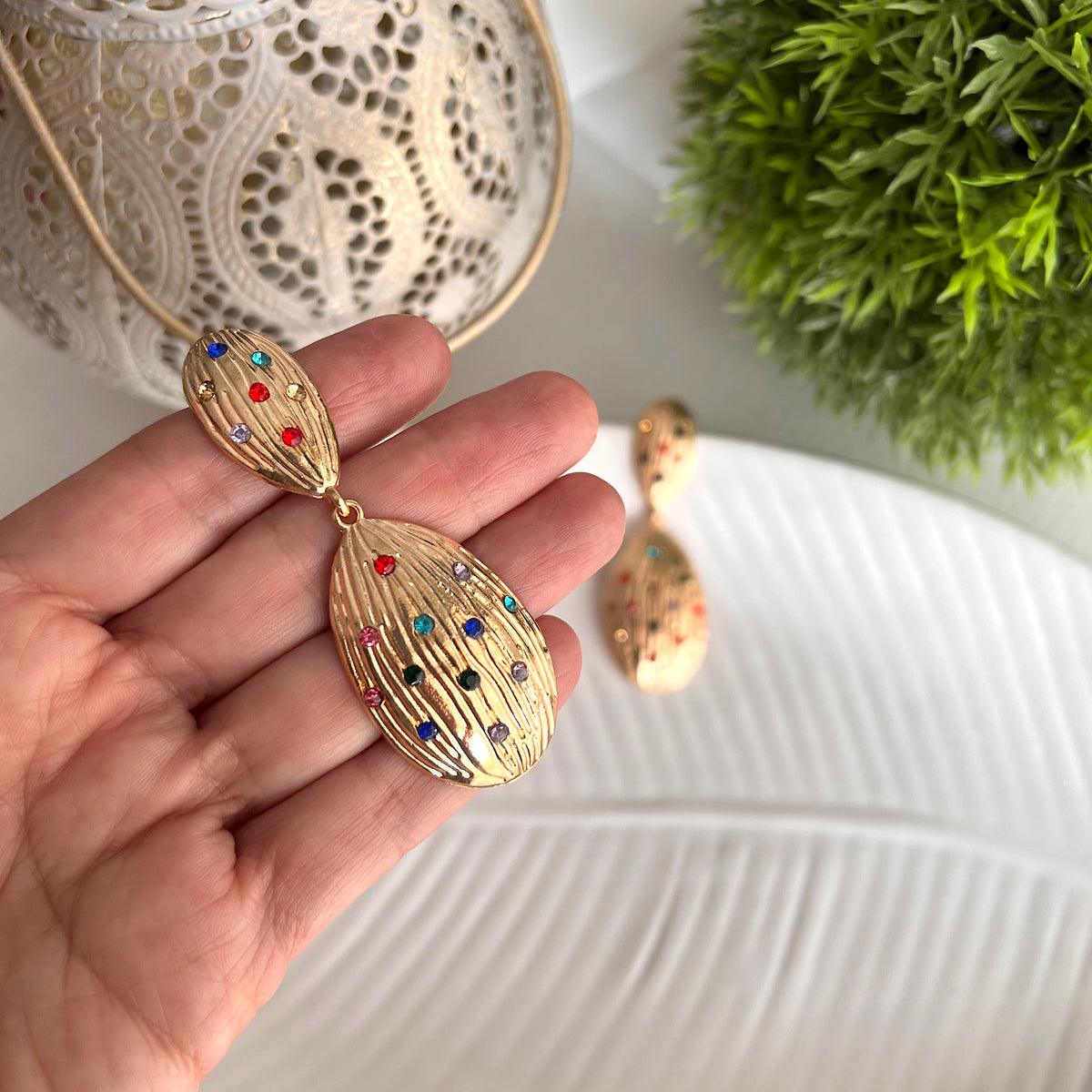 Aretes color dot drops dorado