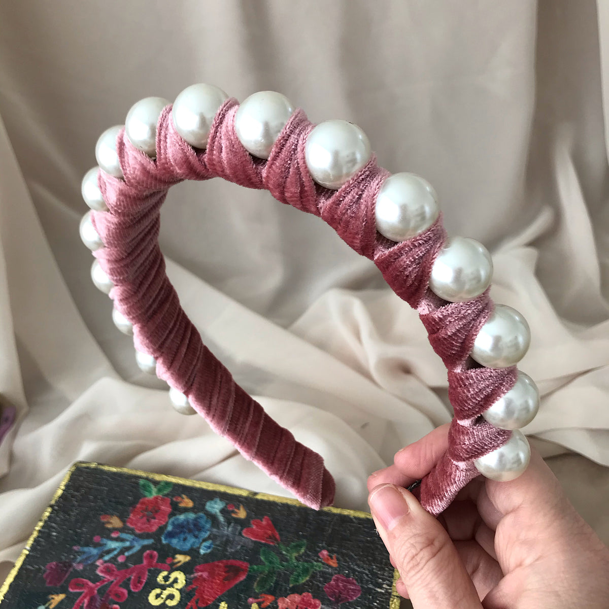 Diadema big Pearl velvet palo rosa