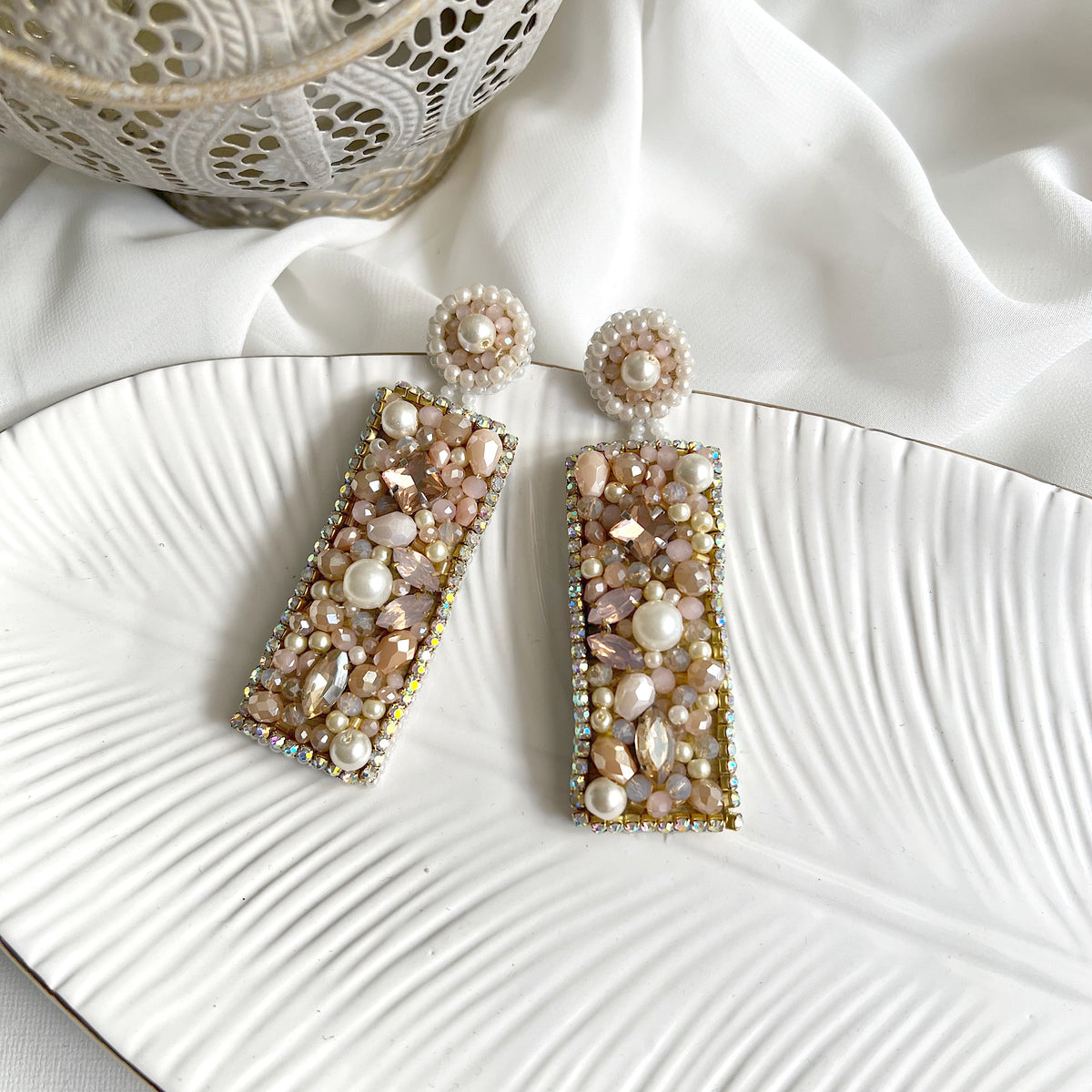 Aretes Paris perla, nude, palo rosa bordados