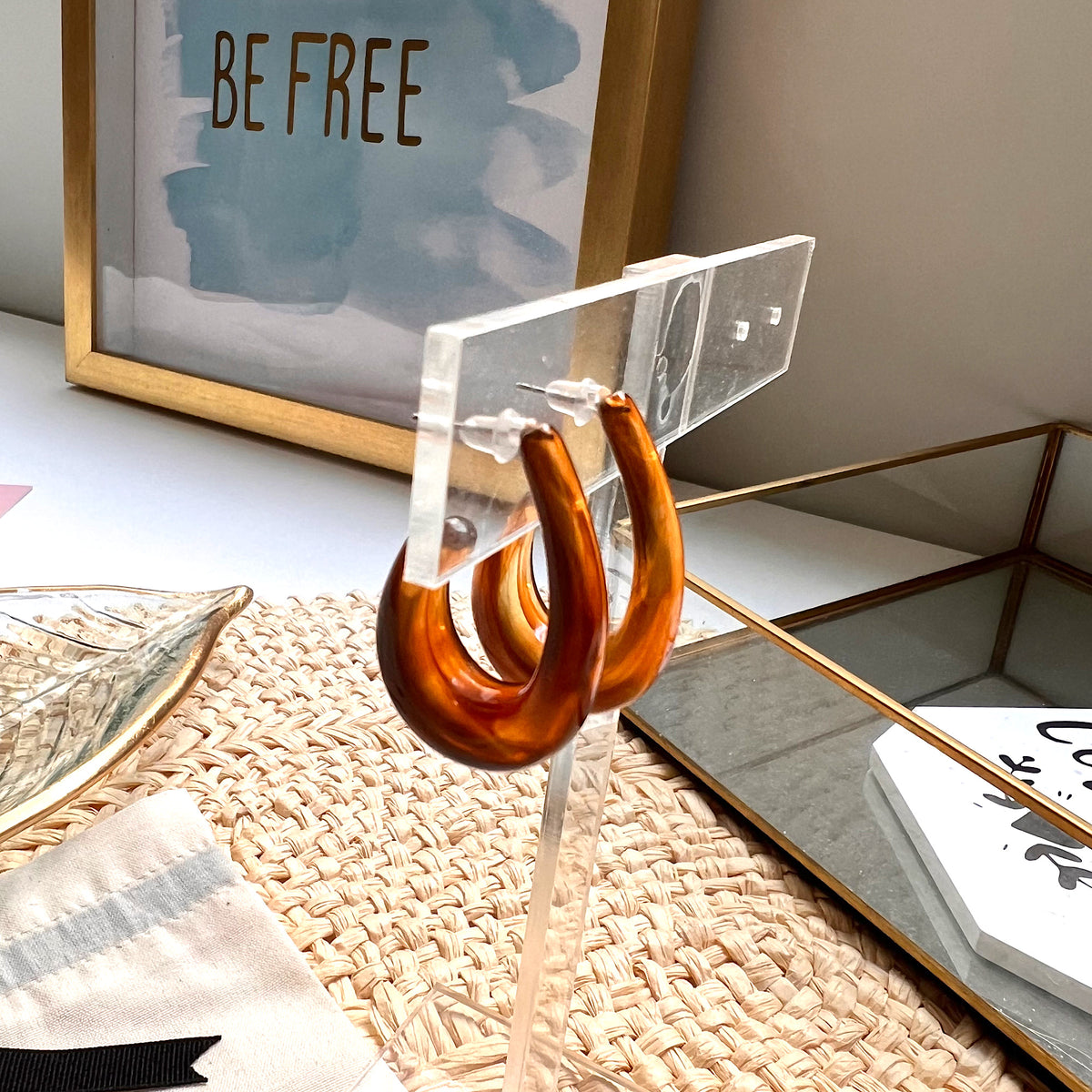 Aretes argollas acrílicas tipo gota abierta marrón carey