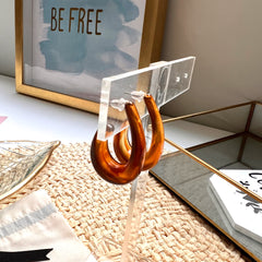 Aretes argollas acrílicas tipo gota abierta marrón carey