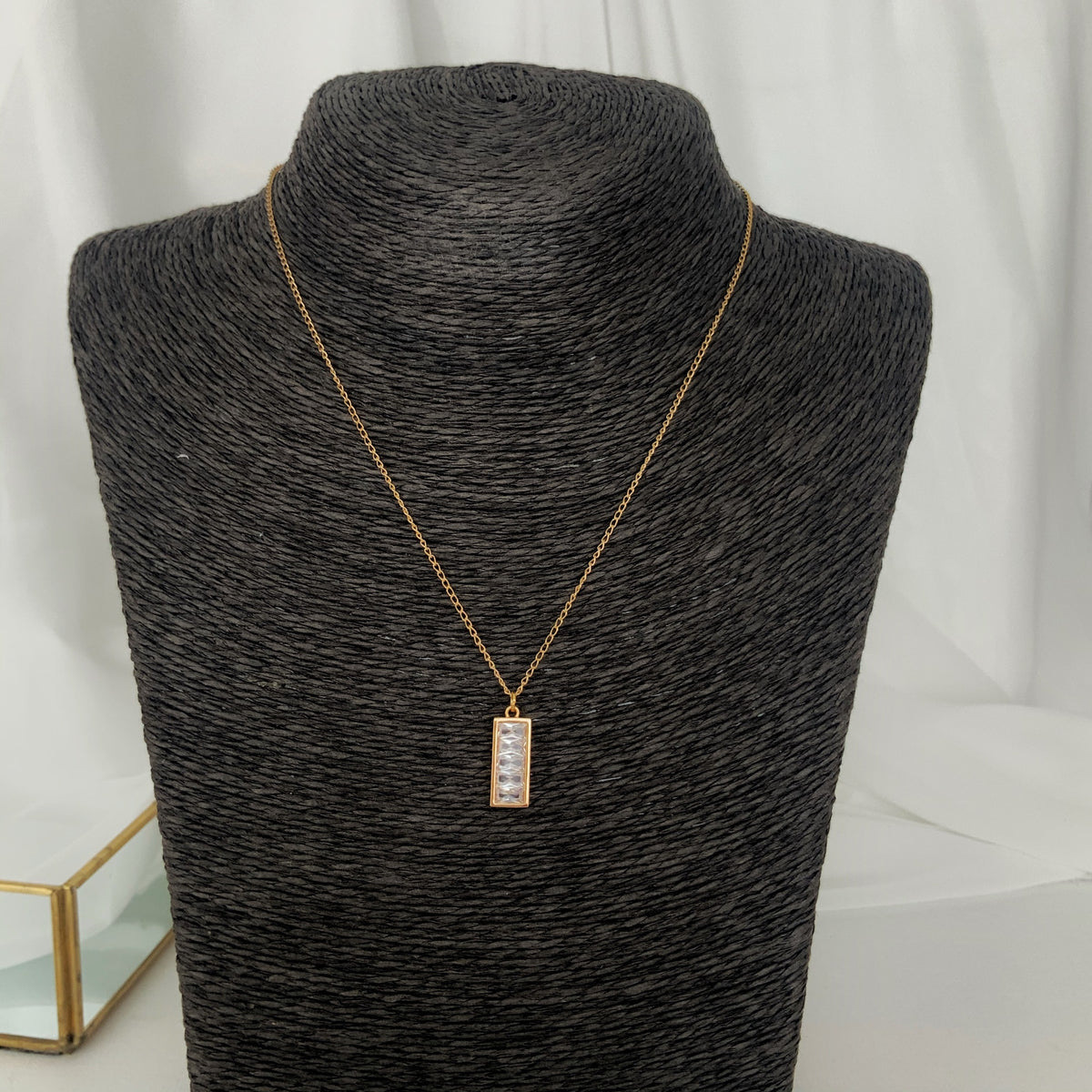 Cadena con dije geométrico con cristales blancos enchapada en oro 18k