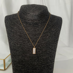 Cadena con dije geométrico con cristales blancos enchapada en oro 18k