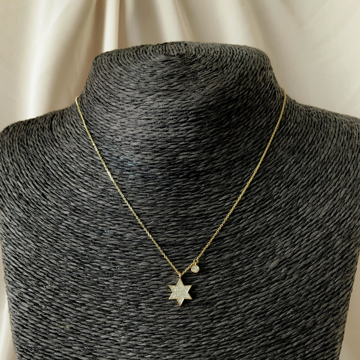 Collar estrella con circones enchapado en oro 18k