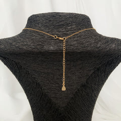 Collar con dije de corazón enchapado en oro 18k