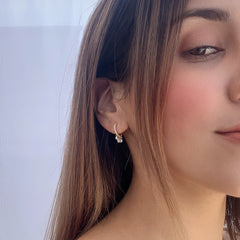 Mini argollas lluvia de circones blancos en plata 925 bañado en oro 18k