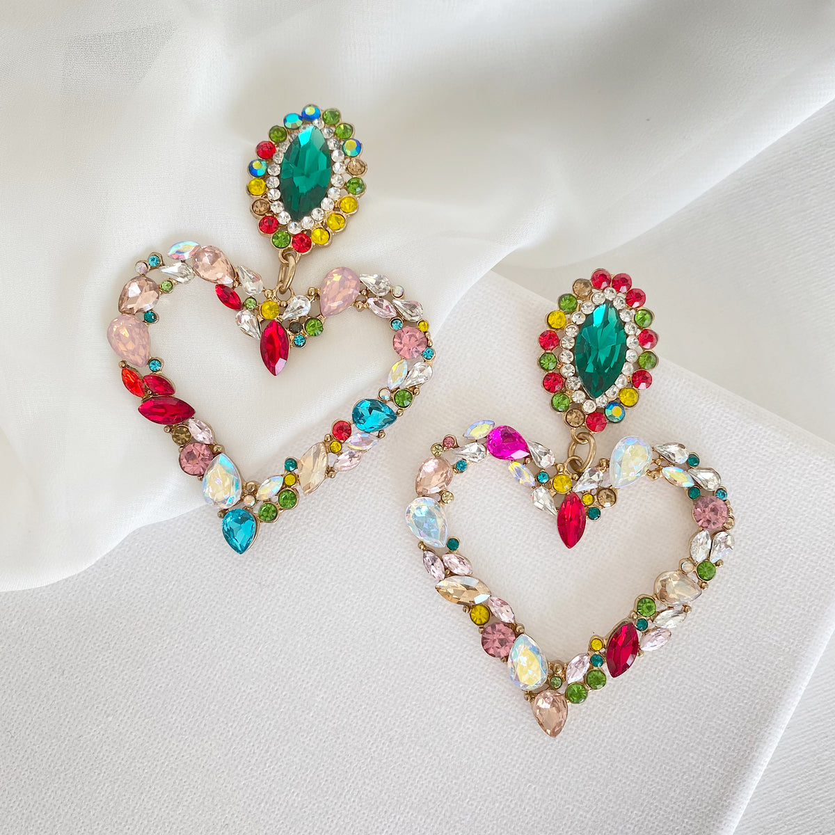 Statement Heart aretes de corazón en cristales verde, rojo, multicolor