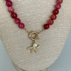 Collar summer vibes cuarzo chery rojo con dije de estrella marina y perlita enchapado en oro 18k
