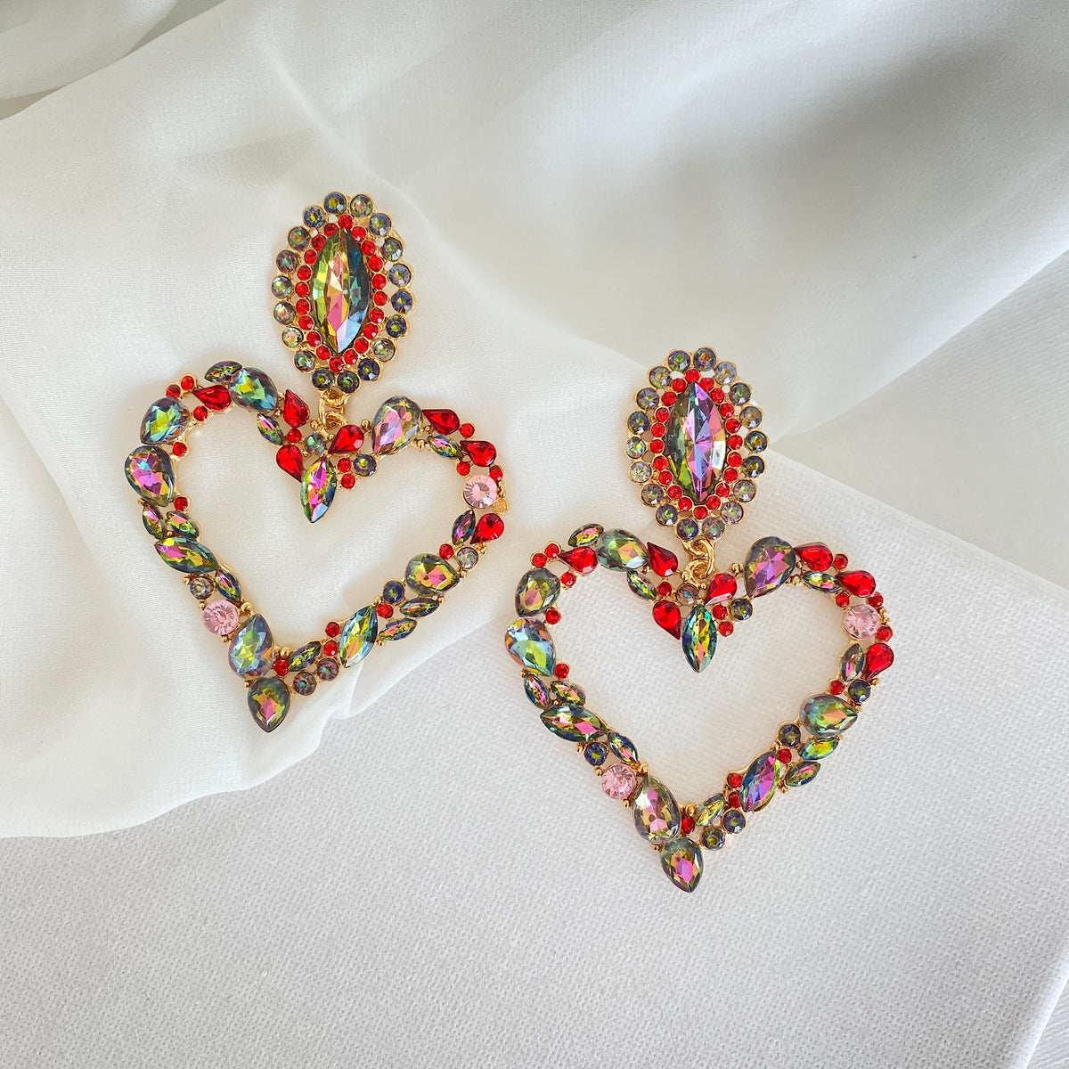 Statement Heart aretes de corazón en cristales rojo, tornasol