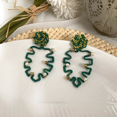 Aretes hoja verde bordada bola dorado perla