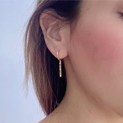 Mini argollas barrita arcoiris en plata 925 bañado en oro 18k