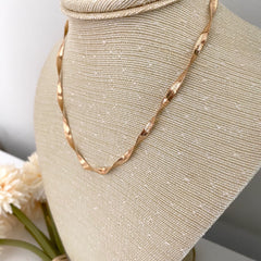 Collar snake ondeado dorado