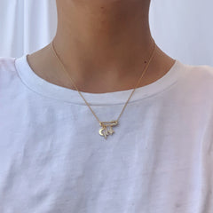 Collar imperdible con dijes en plata 925 bañado en oro 18k