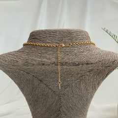 Collar con dije de moneda grabada enchapado en oro 18k