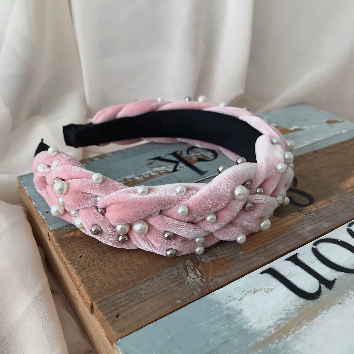Diadema velvet rosa pastel con apliques