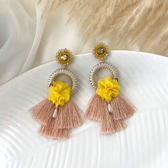 Aretes bordados amarillo y nude