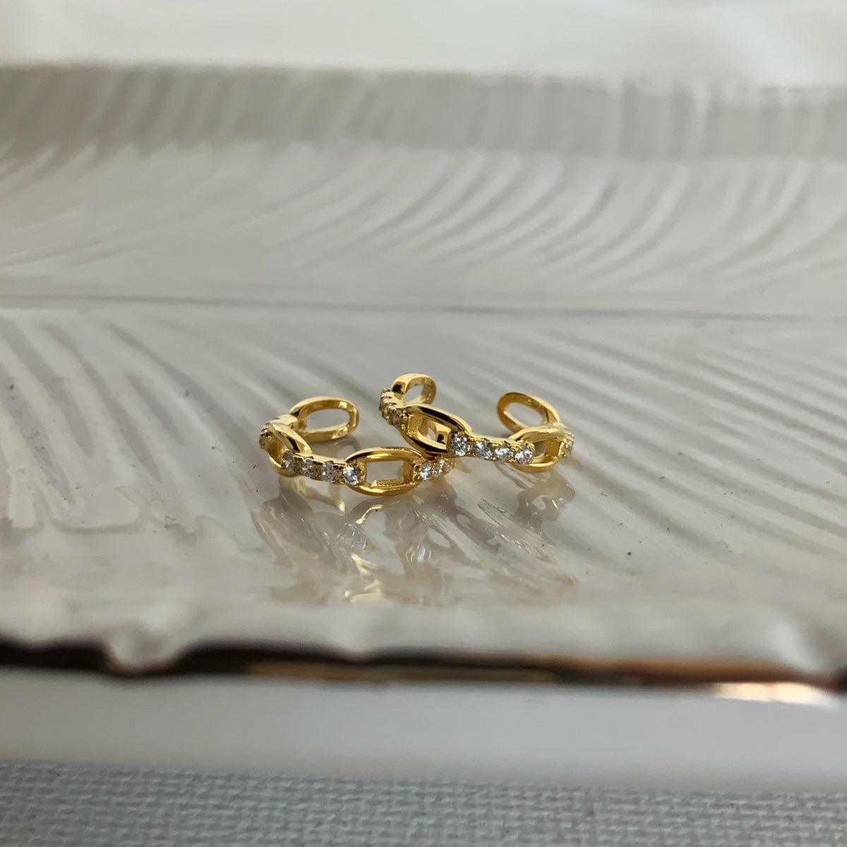 Cuff eslabones y circones en plata 925 bañado en oro 18k