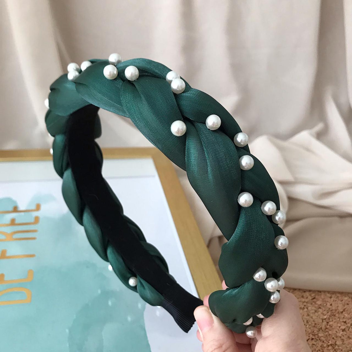 Diadema trenzada seda aplique perlitas verde oscuro