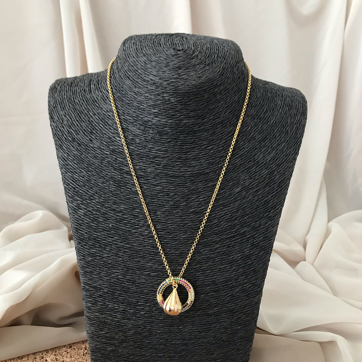 Collar pepa con dije removible circulo incrustado rainbow enchapado en oro 18K