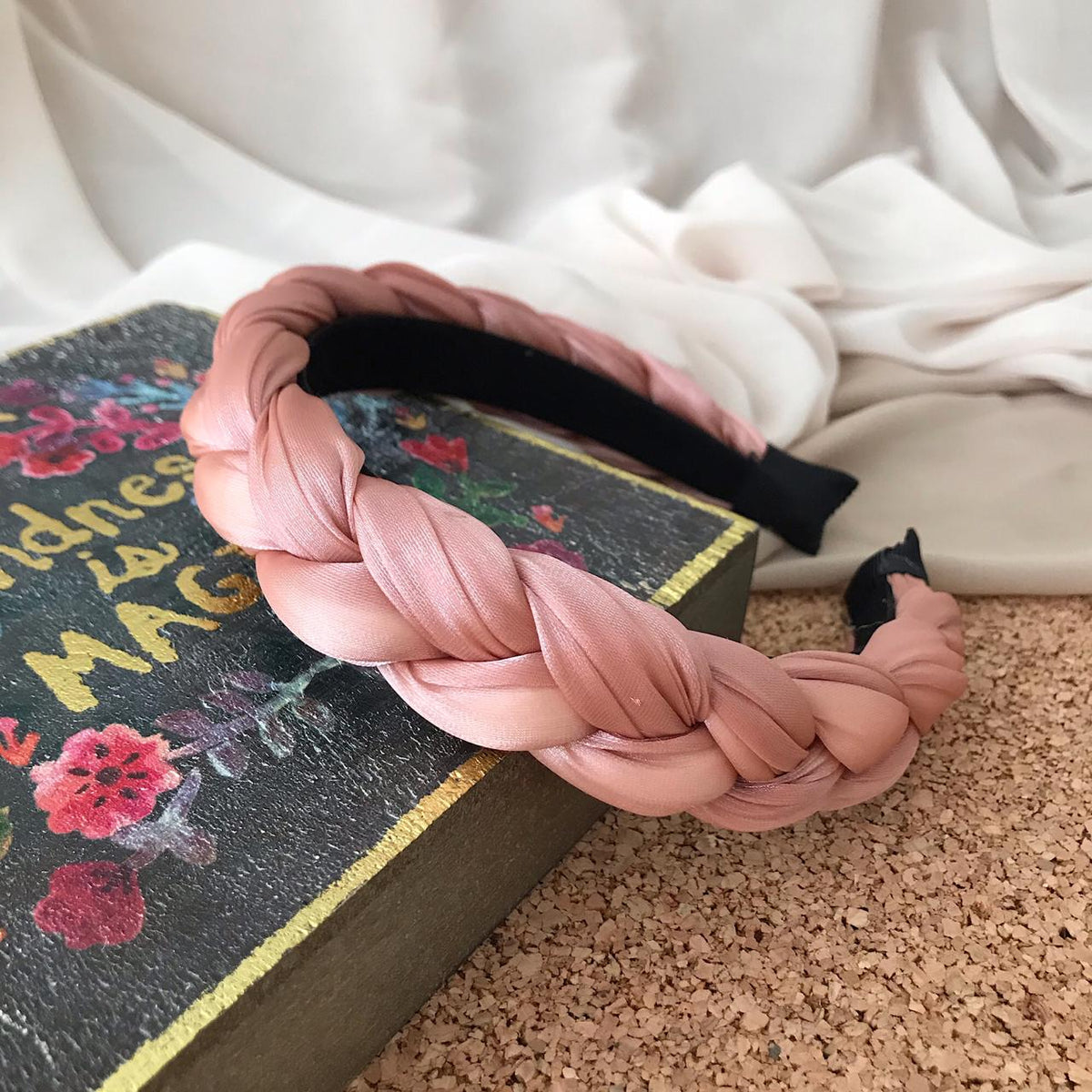 Diadema trenzada de seda color palo rosa