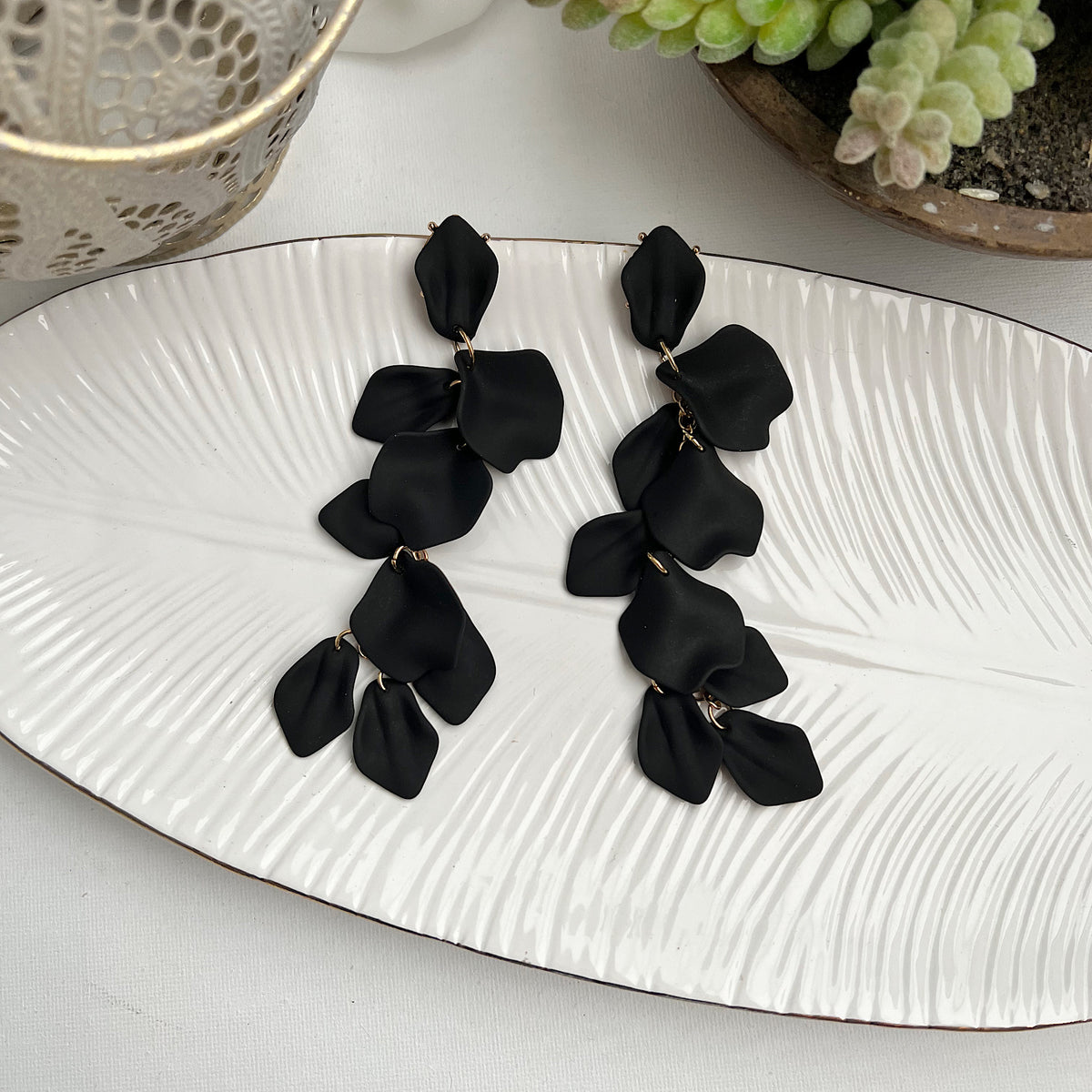 Aretes pétalos negro