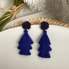 Aretes bordado en mostacilla morado con flecos