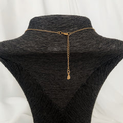 Cadena con dije geométrico con cristales blancos enchapada en oro 18k