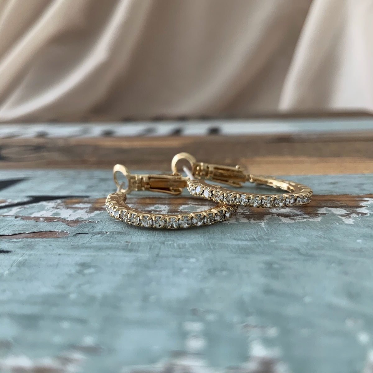 Argollas con detalle de circones enchapadas en oro 18k