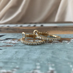 Argollas con detalle de circones enchapadas en oro 18k