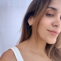 Mini argollas corona de cristales en plata 925 bañado en oro 18k